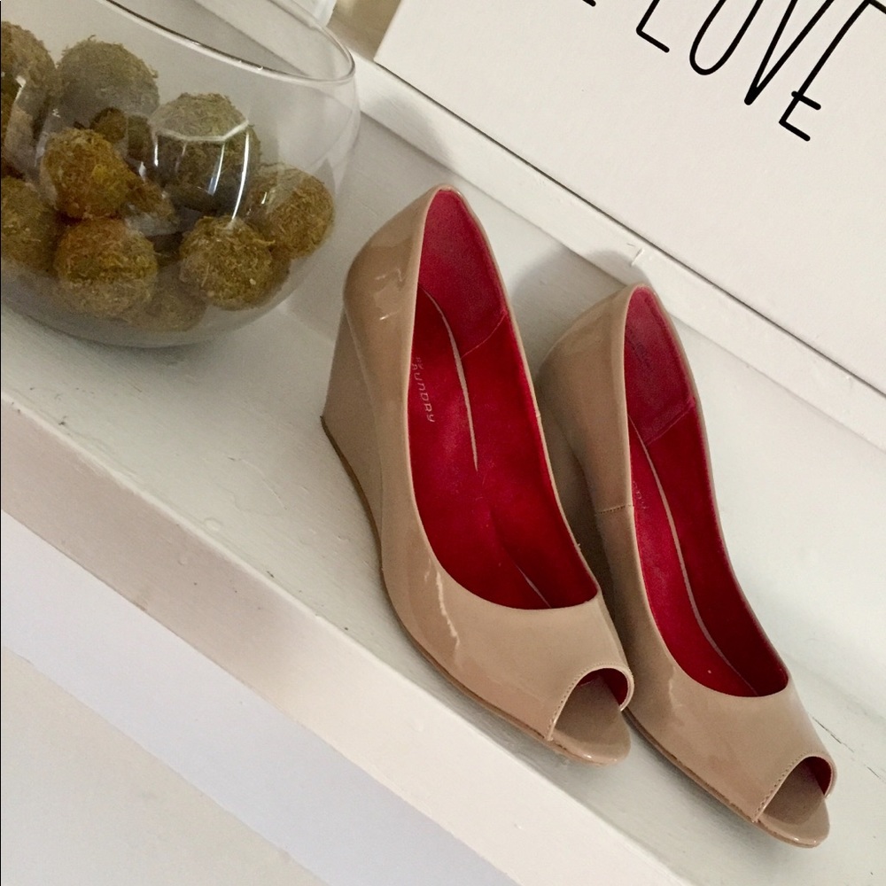 Size 10m nude wedge pumps